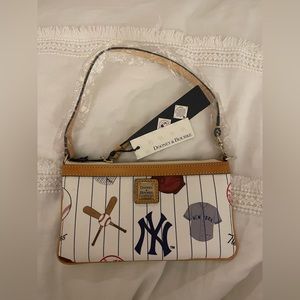 WOMEN'S DOONEY & BOURKE MLB NEW YORK YANKEES LARGE WRISTLET NWT